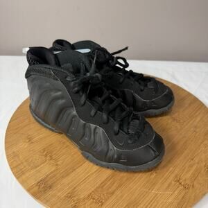 Nike Little Foamposite One Anthracite Black Sneakers, Size 1Y Kids FN7314-001